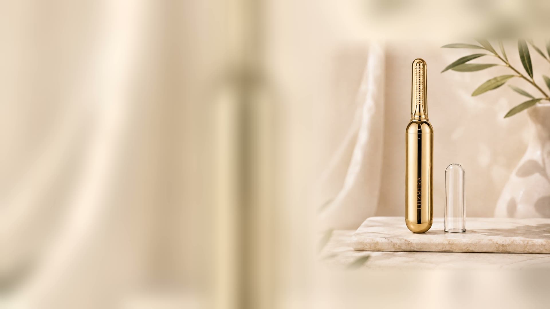 LUZMIRA Wimpernformer in Gold mit transparenter Schutzkappe
